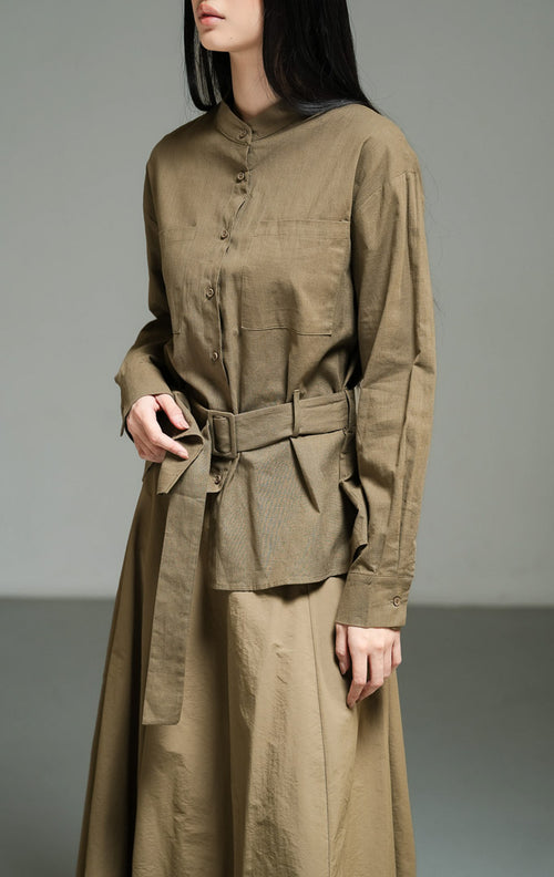 Atasan wanita model kemeja linen lengan panjang warna olive dengan detail ikat pinggang dan saku utilitas (olive utility belted shirt top) Pietro Top yang modis dan terstruktur.