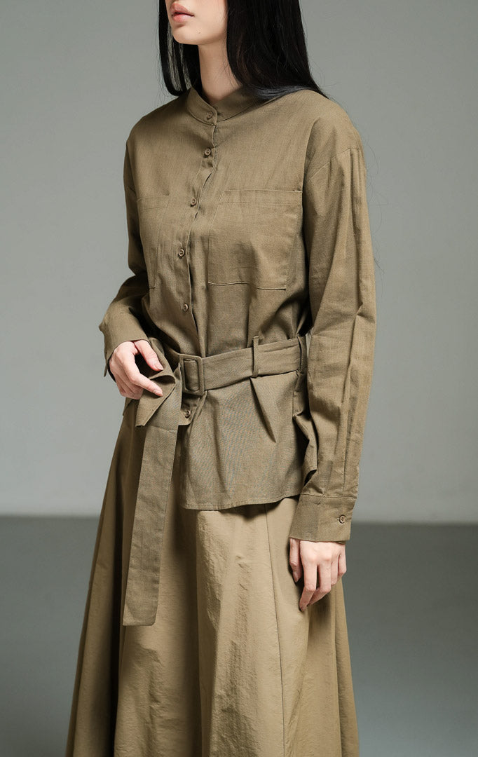 Atasan wanita model kemeja linen lengan panjang warna olive dengan detail ikat pinggang dan saku utilitas (olive utility belted shirt top) Pietro Top yang modis dan terstruktur.