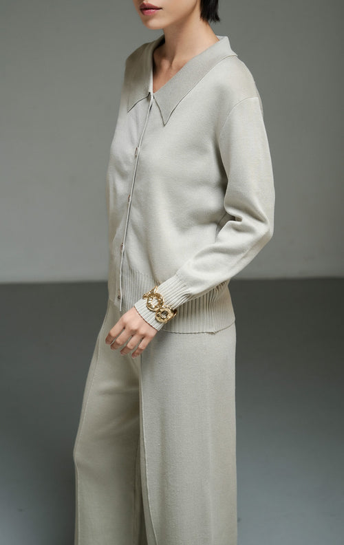 Setelan rajut wanita warna taupe (taupe collared knit co-ord set) Rae Set terdiri dari atasan rajut berkerah dengan kancing depan dan celana panjang serasi berpotongan longgar yang fleksibel serta nyaman.