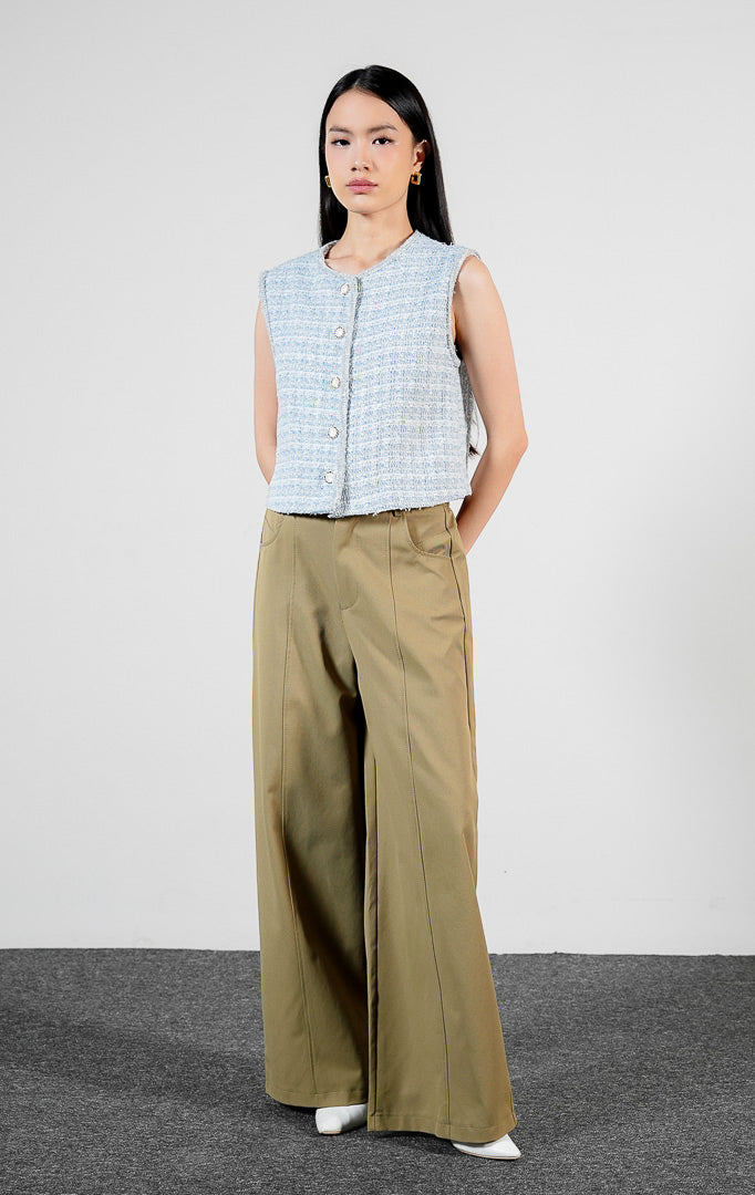 Pakaian wanita model rompi tanpa lengan bahan tweed bertekstur dengan detail tepi rumbai (frayed raw-edge trim vest) warna biru muda Raze Vest untuk gaya kasual modern yang chic. 