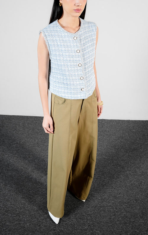 Pakaian wanita model rompi tanpa lengan bahan tweed bertekstur dengan detail tepi rumbai (frayed raw-edge trim vest) warna biru muda Raze Vest untuk gaya kasual modern yang chic. 