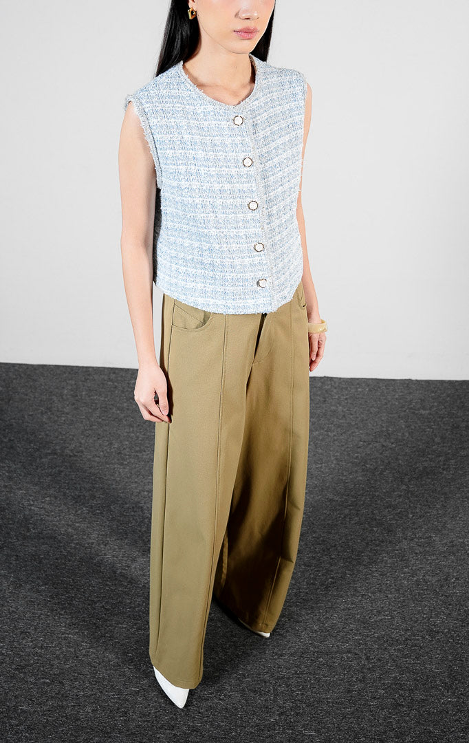Pakaian wanita model rompi tanpa lengan bahan tweed bertekstur dengan detail tepi rumbai (frayed raw-edge trim vest) warna biru muda Raze Vest untuk gaya kasual modern yang chic. 