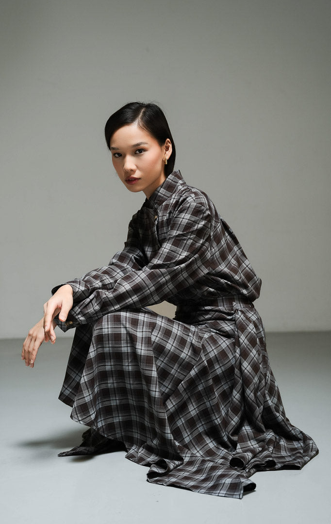 Kemeja wanita lengan panjang motif kotak-kotak warna cokelat (brown plaid shirt top) Reginald Top dengan bahan poliester berkualitas, kancing depan, serta gaya kasual yang mudah dipadupadankan. 