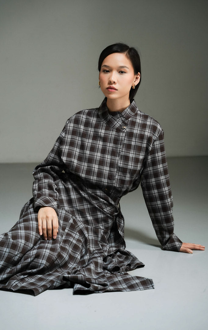 Kemeja wanita lengan panjang motif kotak-kotak warna cokelat (brown plaid shirt top) Reginald Top dengan bahan poliester berkualitas, kancing depan, serta gaya kasual yang mudah dipadupadankan. 