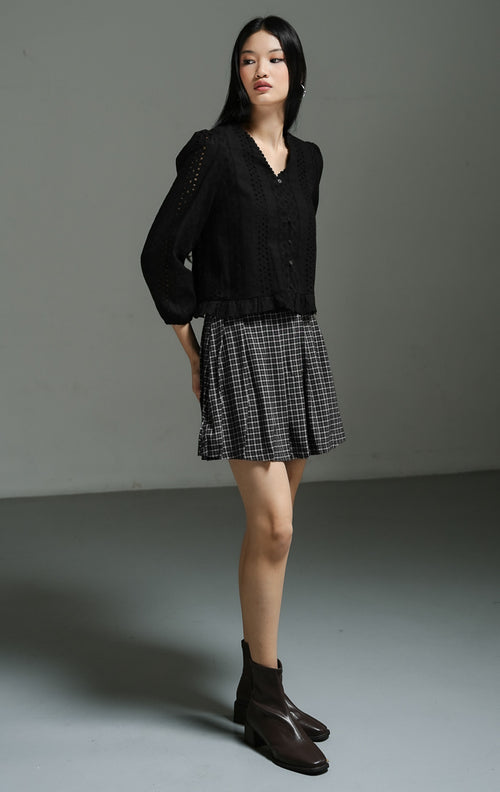 Blus wanita lengan panjang warna hitam (black broderie anglaise eyelet blouse) Rexana Top dengan detail sulam tembus pandang yang rumit, bahan katun berkualitas, serta potongan siluet modern yang elegan. 