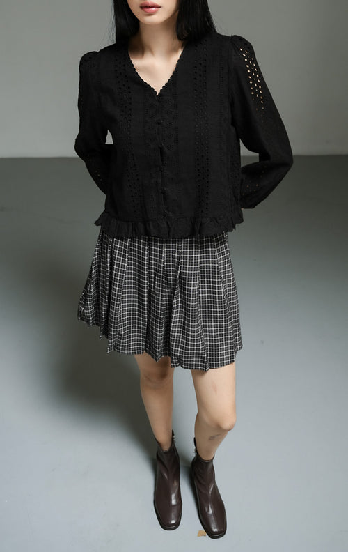 Blus wanita lengan panjang warna hitam (black broderie anglaise eyelet blouse) Rexana Top dengan detail sulam tembus pandang yang rumit, bahan katun berkualitas, serta potongan siluet modern yang elegan. 
