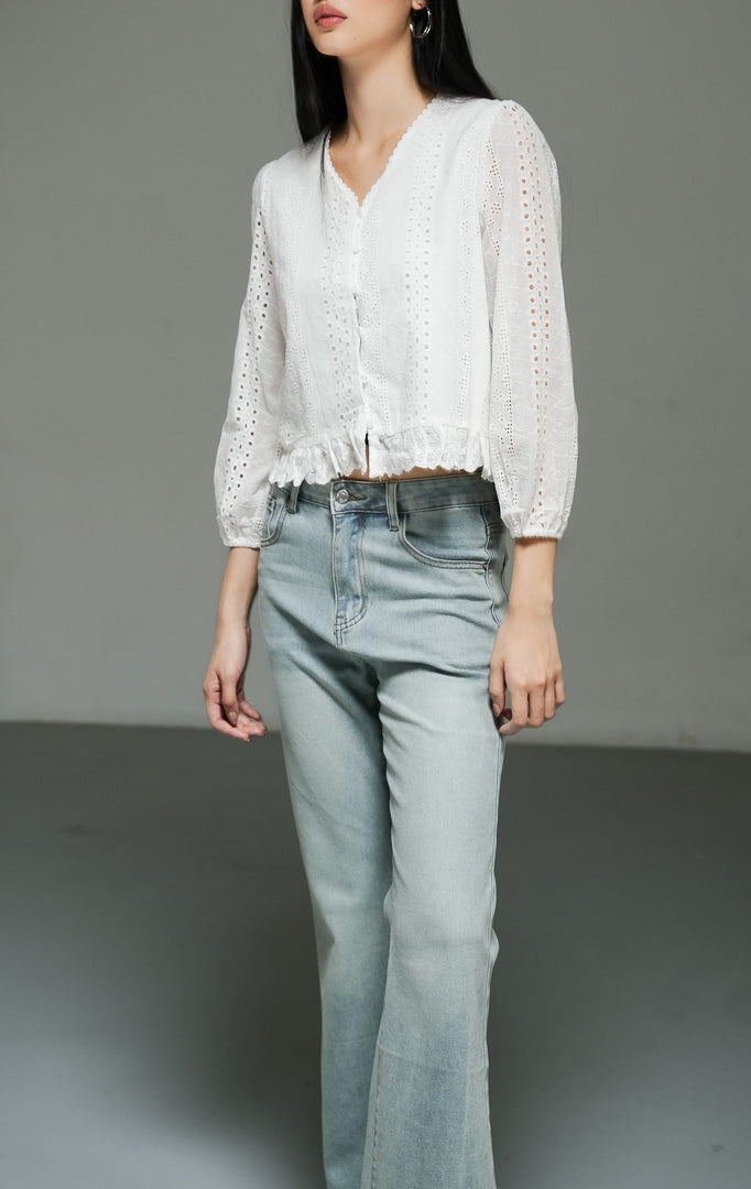 Blus wanita lengan panjang warna putih (white broderie anglaise eyelet blouse) Rexana Top dengan detail lubang sulam dekoratif, bahan katun yang ringan, serta siluet modern bergaya vintage. 