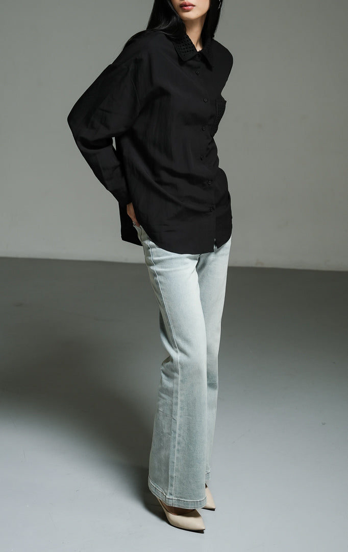 Kemeja wanita lengan panjang warna hitam (black chunky open-work crochet shirt top) Ripley Top dengan detail rajut tekstur terbuka yang unik, penutup kancing depan, serta saku fungsional yang fungsional. 