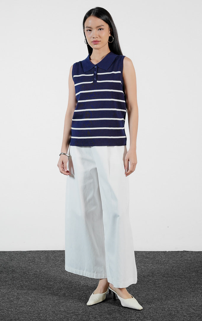 Pakaian wanita model atasan rajut tanpa lengan motif garis ala Breton (Breton striped sleeveless knit top) warna dasar navy Saira Top untuk gaya kasual chic bergaya Prancis. 