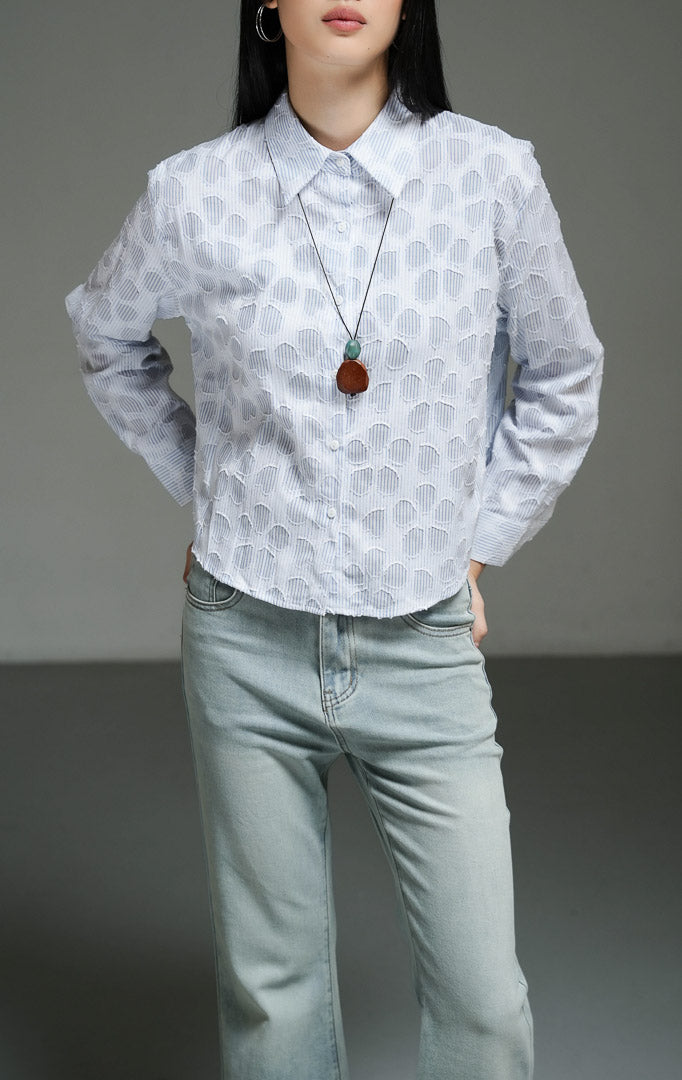 Kemeja wanita lengan panjang motif kombinasi floral dan garis warna biru (blue floral stripe button-up top) Serena Top dengan kerah klasik, bahan katun yang ringan, serta kancing depan penuh. 