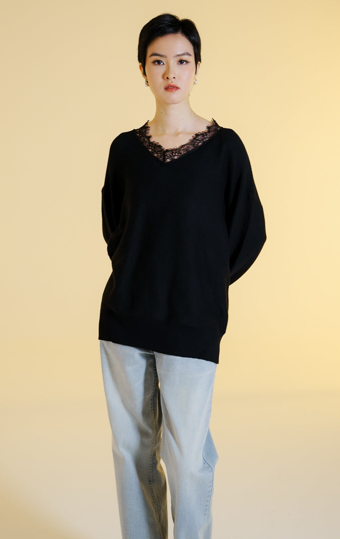 Pakaian hangat wanita model sweter rajut lengan panjang kerah V dengan hiasan renda di bagian leher (eyelash lace v-neck knit sweater) warna hitam Sevile Sweater untuk gaya kasual anggun. 