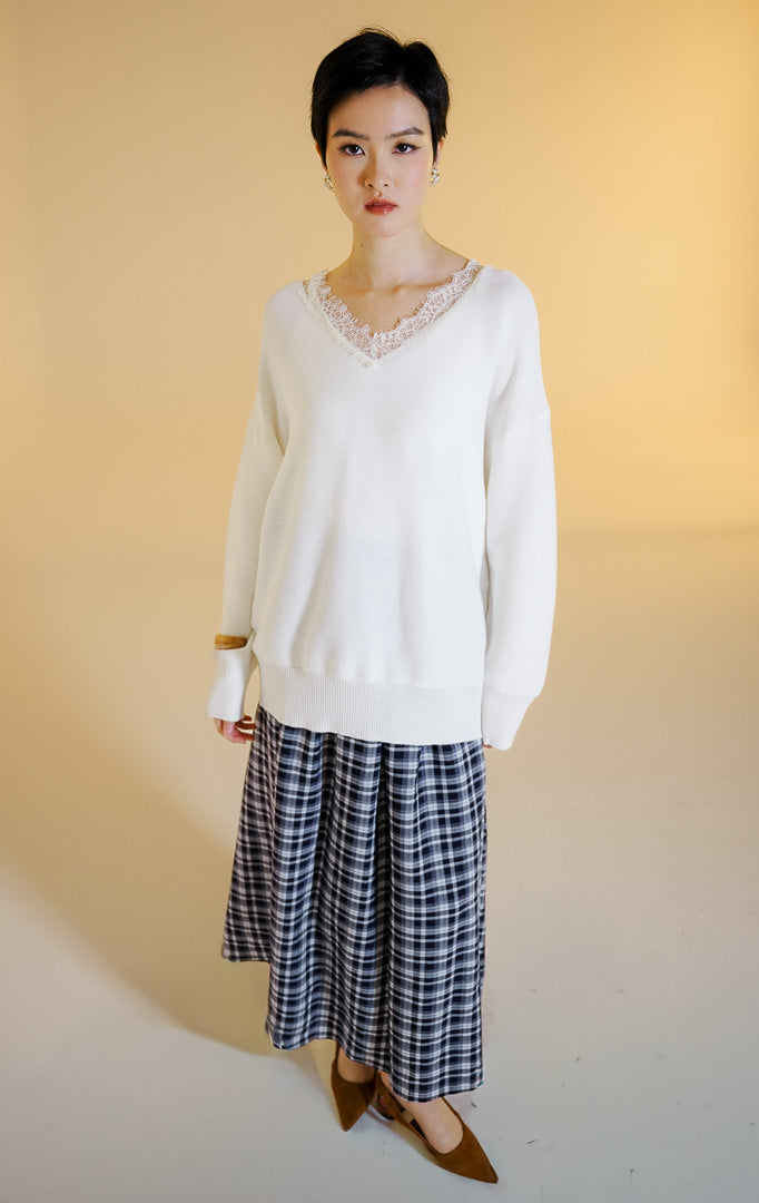 Pakaian hangat wanita model sweter rajut lengan panjang kerah V dengan hiasan renda di bagian leher (eyelash lace v-neck knit sweater) warna putih Sevile Sweater untuk gaya kasual anggun. 