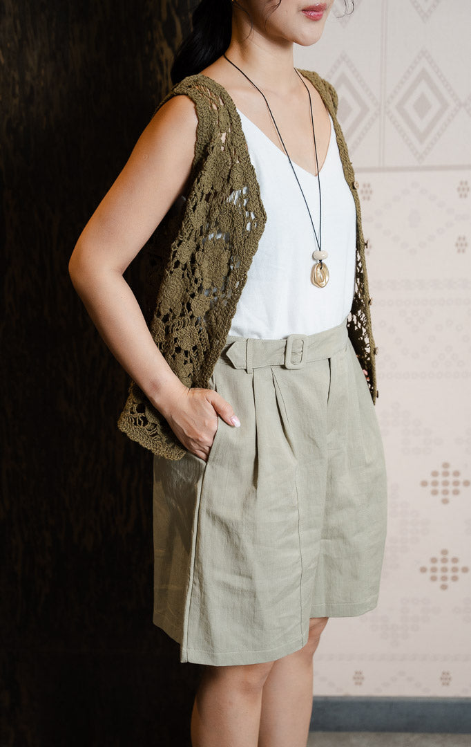 Pakaian bawahan wanita model celana pendek pinggang tinggi (high-waisted short pants) berbahan katun linen dilengkapi sabuk bernuansa senada, kantong depan, dan karet pinggang belakang warna khaki SF Aggie Pants untuk gaya kasual dan elegan.