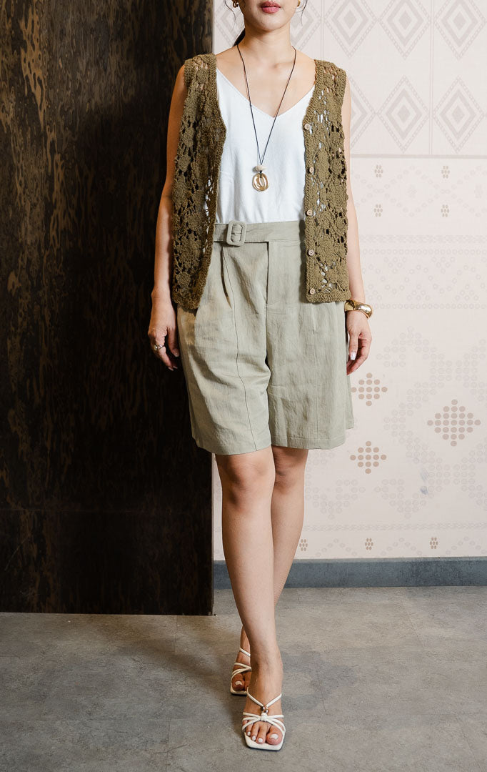 Pakaian bawahan wanita model celana pendek pinggang tinggi (high-waisted short pants) berbahan katun linen dilengkapi sabuk bernuansa senada, kantong depan, dan karet pinggang belakang warna khaki SF Aggie Pants untuk gaya kasual dan elegan.