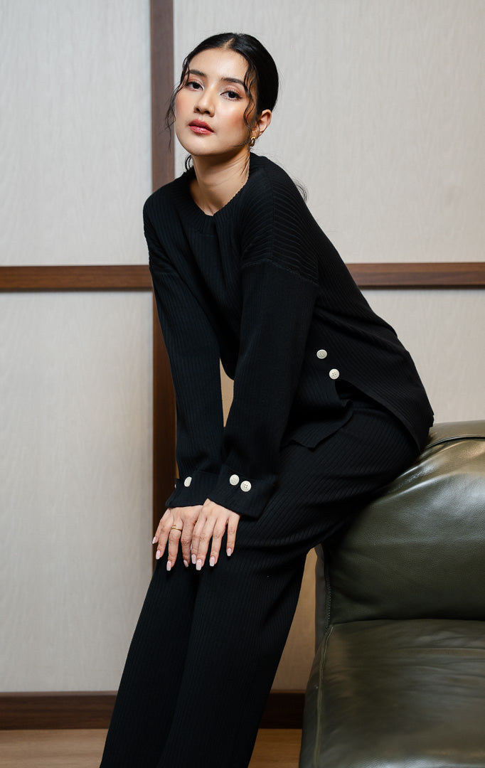 Pakaian atasan wanita model sweter rajut panjang (longline knit sweater) bertekstur ribbed lembut dan elastis dilengkapi belahan samping (side split) warna hitam SF Arosa Sweater untuk gaya kantor dan harian anggun.