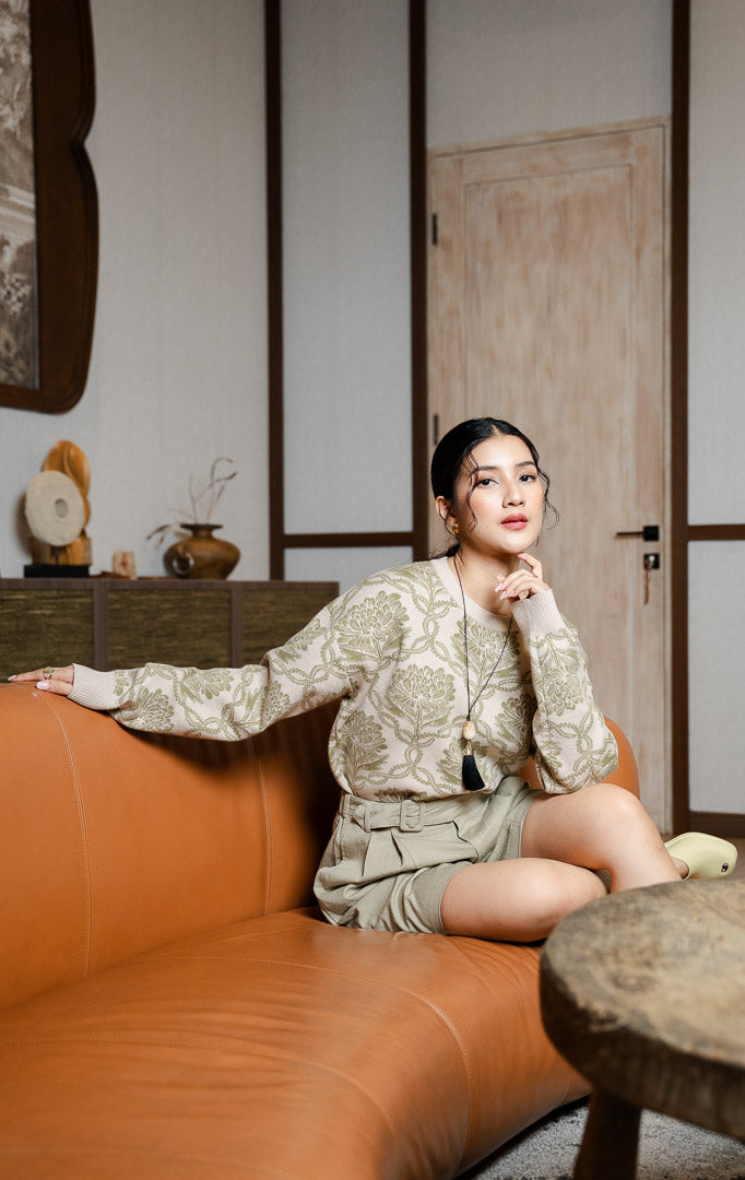 Pakaian atasan wanita model sweter rajut (knit sweater) lengan panjang bermotif tumbuhan (botanical motif) bertekstur lembut, elastis, dan tidak menerawang warna khaki SF Emerielle Sweater untuk gaya kantor dan kasual anggun. 
