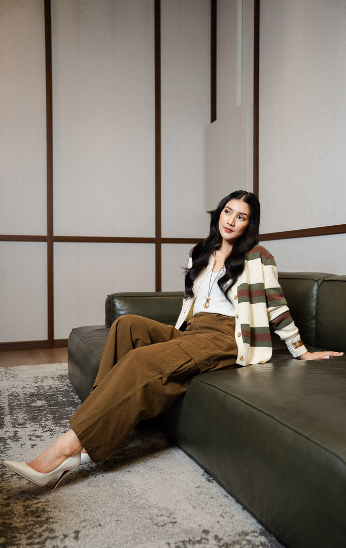 Pakaian luaran atasan wanita model kardigan rajut (knit cardigan) lengan panjang bermotif garis blok grafis (blocked stripe) bertekstur lembut dan elastis dengan kancing depan warna ivory SF Jacinda Cardigan untuk gaya kantor dan kasual anggun.