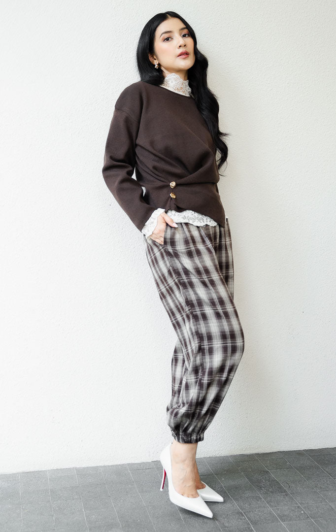 Pakaian bawahan wanita model celana panjang jogger santai (relaxed jogger pants) motif kotak-kotak (plaid) bahan katun terstruktur dengan kancing, zipper, dan karet pinggang belakang warna cokelat SF Lestrange Pants untuk gaya kantor dan kasual anggun.