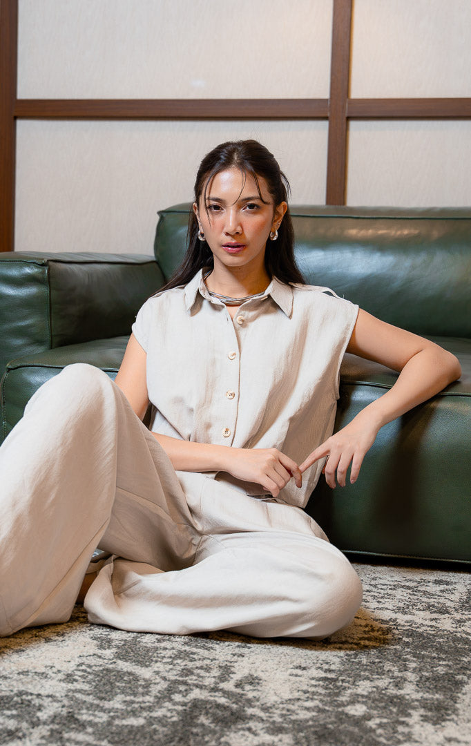 Pakaian atasan kemeja wanita model crop tanpa lengan berbahan katun warna ivory dilengkapi aksen panggul bahu (shoulder epaulettes) dan kancing depan SF Luneira Top untuk gaya kantor dan kasual anggun.