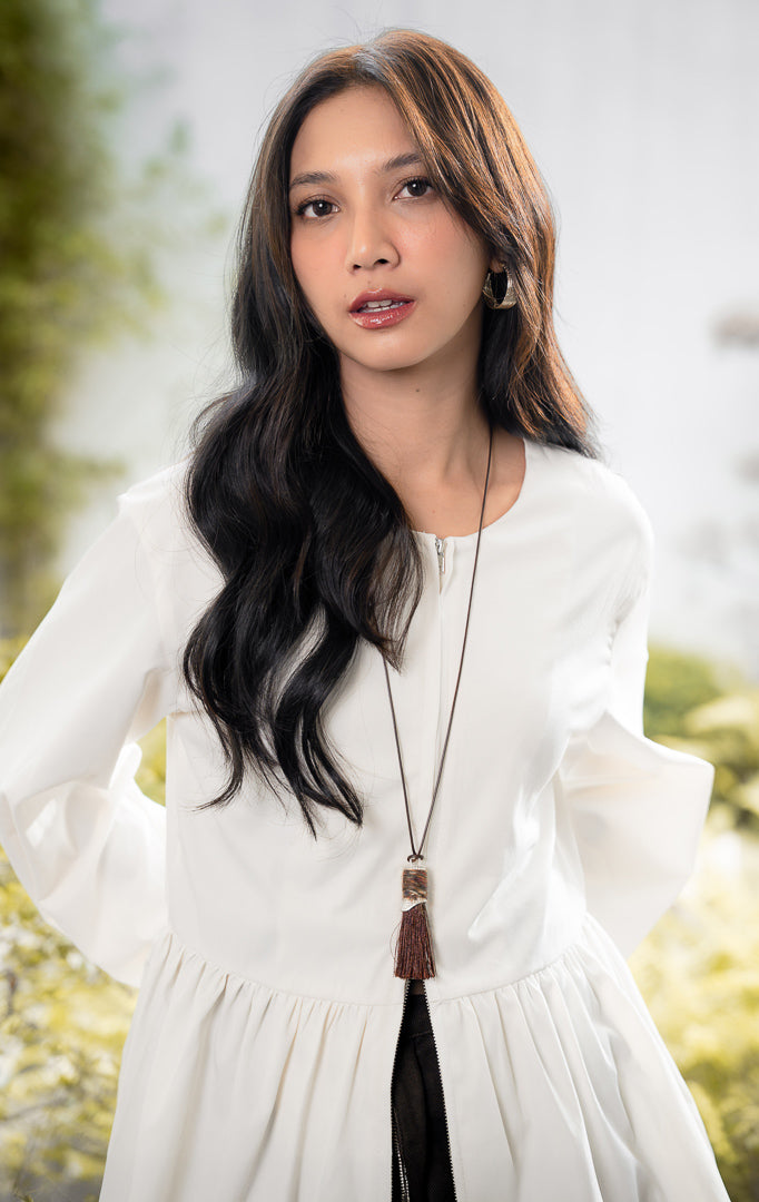 Pakaian luaran wanita model peplum (peplum outer) lengan panjang dengan ritsleting depan (front zipper) berpotongan mekar anggun warna ivory SF Sabine Outer untuk gaya kantor dan harian. 