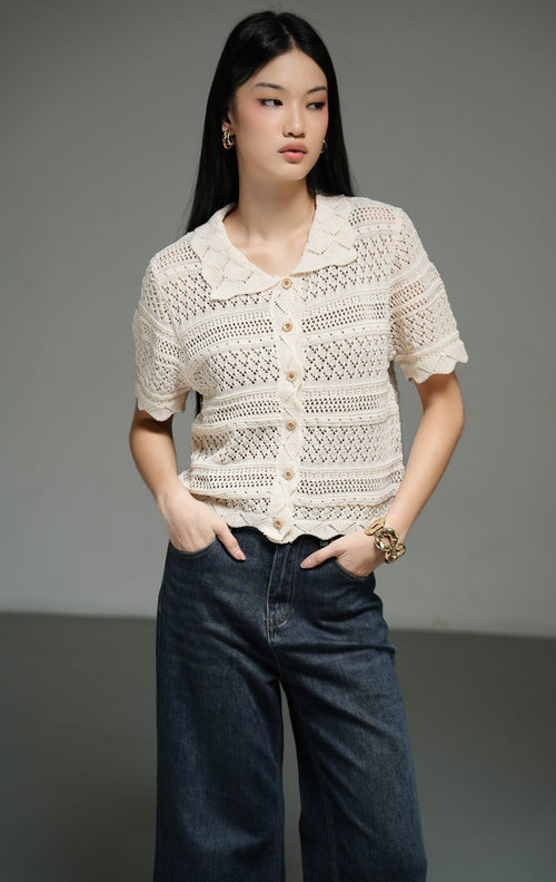 Atasan wanita model rajut crochet motif berlubang warna ivory dengan kerah datar (ivory flat collared crochet top) Silmora Top yang memberikan kesan anggun dan kasual. 