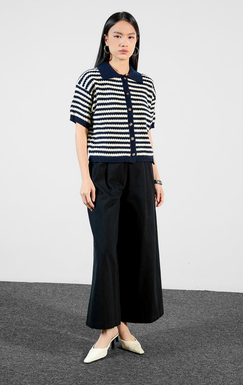 Pakaian wanita model atasan rajut lengan pendek motif garis horizontal dengan tekstur rajutan purl (striped purl-knit top) warna navy Silven Top untuk gaya kasual chic yang elegan. 