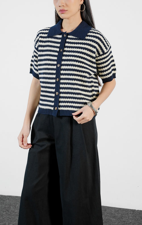 Pakaian wanita model atasan rajut lengan pendek motif garis horizontal dengan tekstur rajutan purl (striped purl-knit top) warna navy Silven Top untuk gaya kasual chic yang elegan. 