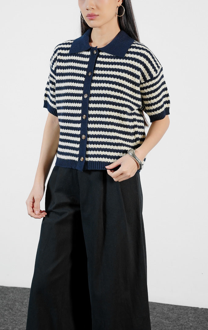 Pakaian wanita model atasan rajut lengan pendek motif garis horizontal dengan tekstur rajutan purl (striped purl-knit top) warna navy Silven Top untuk gaya kasual chic yang elegan. 