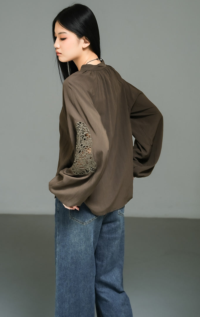 Blus wanita lengan panjang warna cokelat tua (dark brown crochet lace sleeve blouse) Solven Top dengan bahan katun berkualitas, kombinasi lengan renda rajut, serta siluet kasual yang berkelas. 