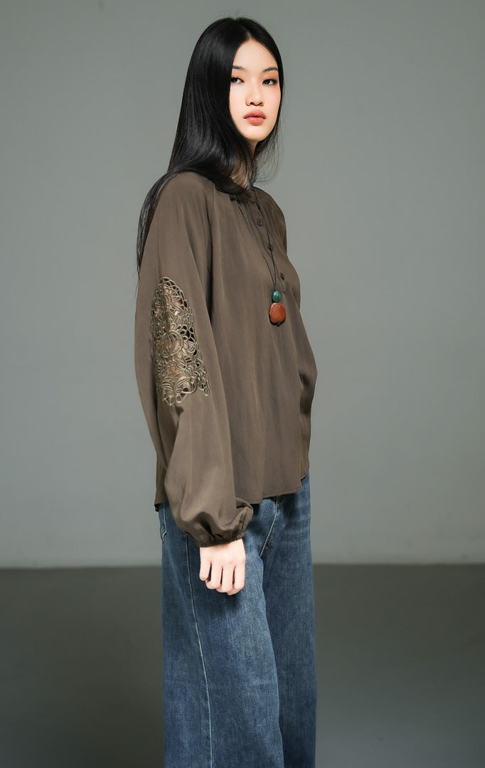 Blus wanita lengan panjang warna cokelat tua (dark brown crochet lace sleeve blouse) Solven Top dengan bahan katun berkualitas, kombinasi lengan renda rajut, serta siluet kasual yang berkelas. 
