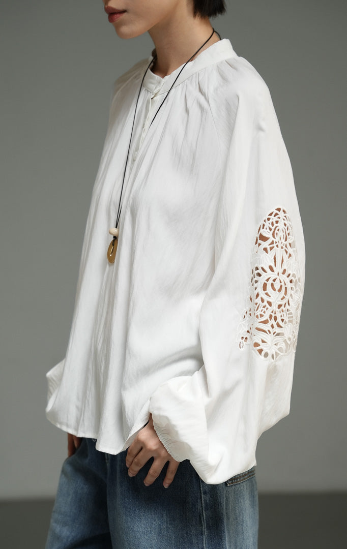 Blus wanita lengan panjang warna putih (white crochet lace sleeve blouse) Solven Top dengan bahan katun lembut, detail lengan renda rajut tembus pandang, serta aksen potongan modern yang anggun. 