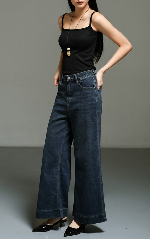 Celana panjang jeans wanita warna biru denim (straight-cut denim pants) Soul Pants dengan potongan lurus klasik, pinggang yang nyaman, saku fungsional, serta penutup kancing dan resleting depan.
