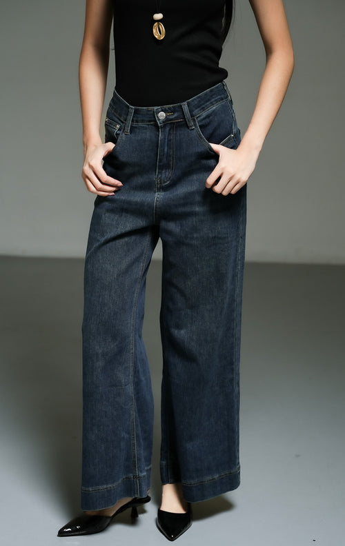 Celana panjang jeans wanita warna biru denim (straight-cut denim pants) Soul Pants dengan potongan lurus klasik, pinggang yang nyaman, saku fungsional, serta penutup kancing dan resleting depan.