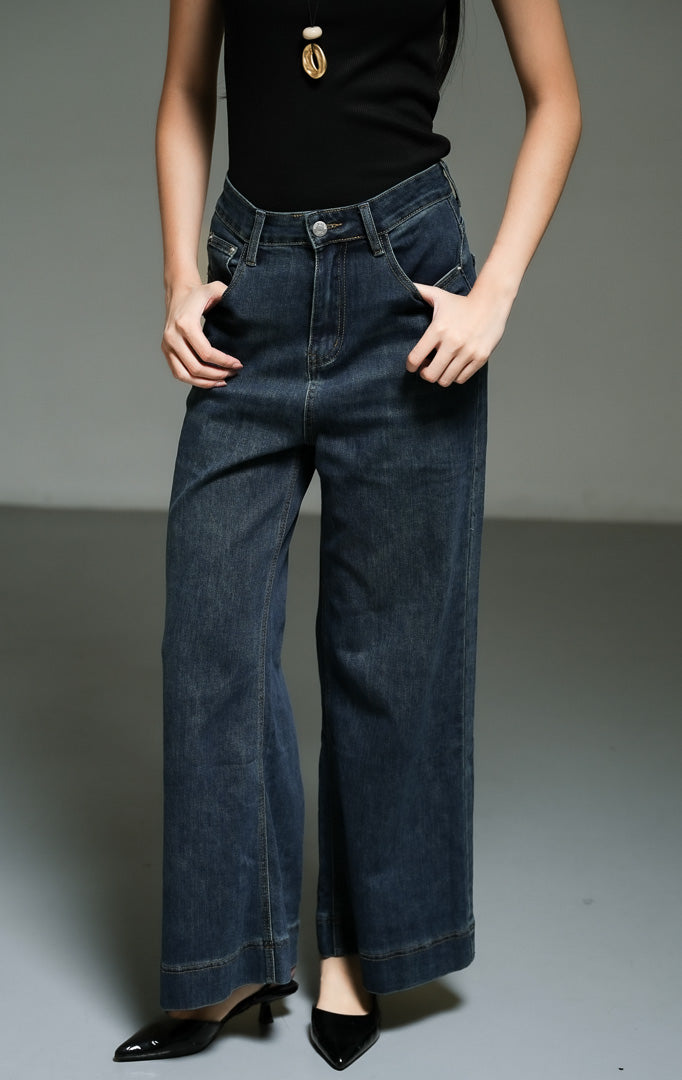 Celana panjang jeans wanita warna biru denim (straight-cut denim pants) Soul Pants dengan potongan lurus klasik, pinggang yang nyaman, saku fungsional, serta penutup kancing dan resleting depan.
