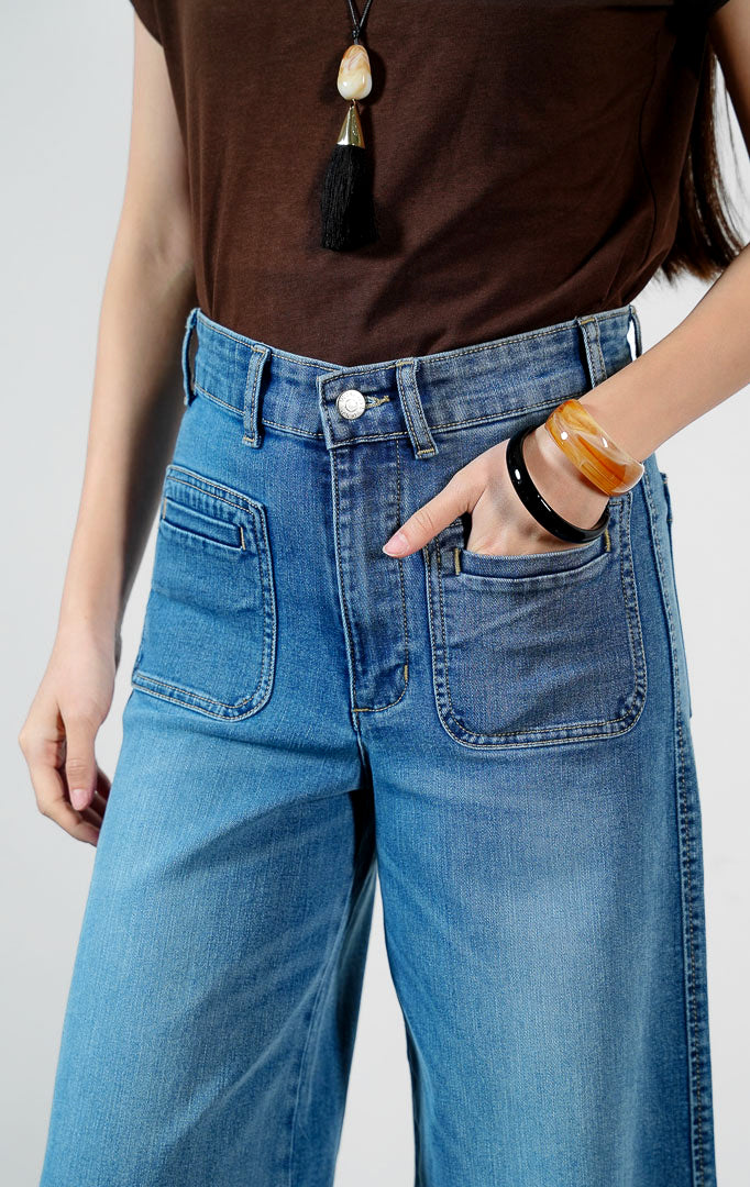 Pakaian wanita model celana panjang jeans pinggang tinggi dengan detail saku depan gaya utilitarian (high-waisted utilitarian denim pants) Spade Pants untuk gaya kasual chic yang modis. 