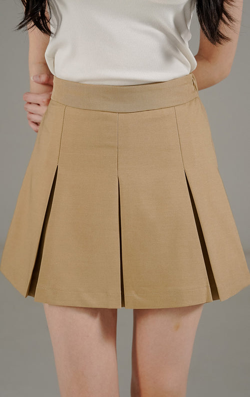  Theadore Skirt Khaki dari This Is April, rok mini rampel warna khaki dengan detail pinggang karet belakang dan resleting samping.