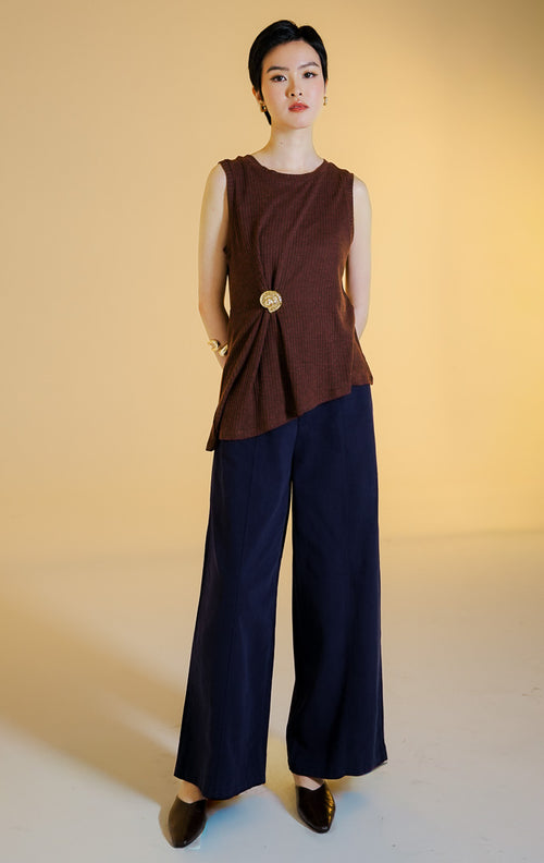 Pakaian wanita model atasan rajut tanpa lengan kerah bulat dengan aksen bros berbentuk kerang warna emas (gold shell brooch sleeveless knit top) warna cokelat tua Vareena Top untuk gaya kantor dan kasual anggun. 