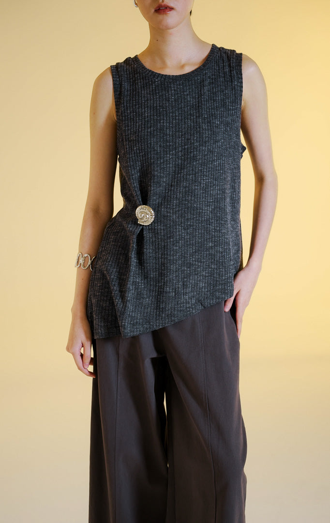 Pakaian wanita model atasan rajut tanpa lengan kerah bulat dengan aksen bros berbentuk kerang warna emas (gold shell brooch sleeveless knit top) warna abu-abu tua Vareena Top untuk gaya kantor dan kasual anggun. 