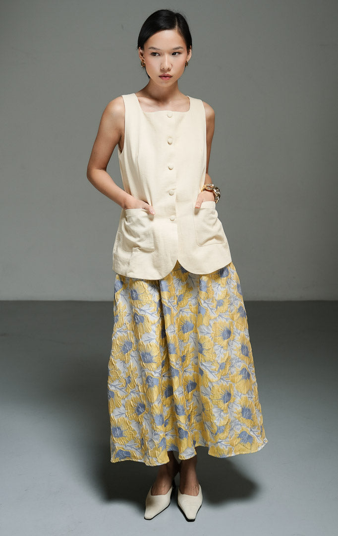 Atasan wanita tanpa lengan model vest katun terstruktur warna kuning muda dengan potongan leher kotak (light yellow square neckline cotton vest) Venice Vest serta saku fungsional yang modis. 