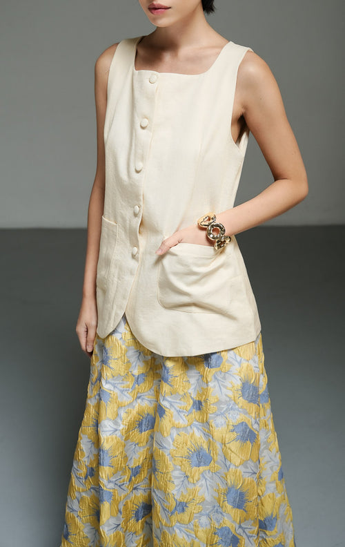 Atasan wanita tanpa lengan model vest katun terstruktur warna kuning muda dengan potongan leher kotak (light yellow square neckline cotton vest) Venice Vest serta saku fungsional yang modis. 