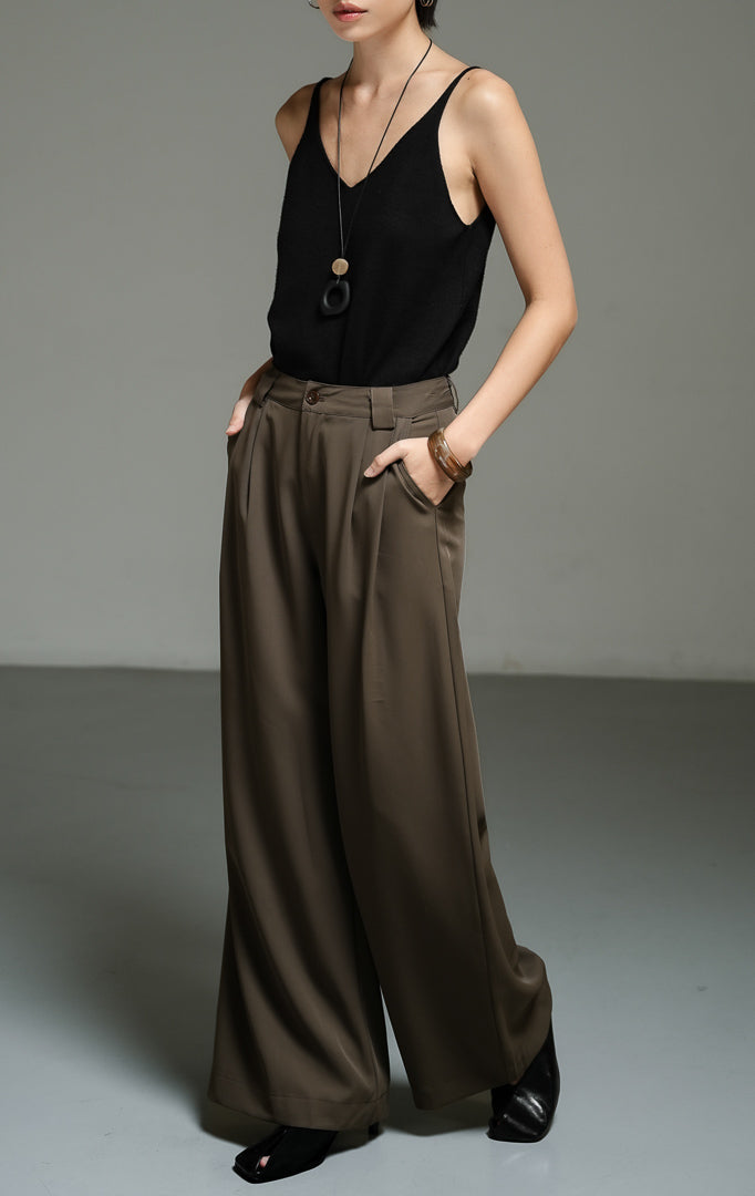 Celana panjang wanita model straight-leg warna cokelat tua (dark brown workwear straight pants) Veylia Pants dengan bahan poliester berkualitas, potongan lurus bergaya formal kerja, serta detail kancing dan resleting depan. 