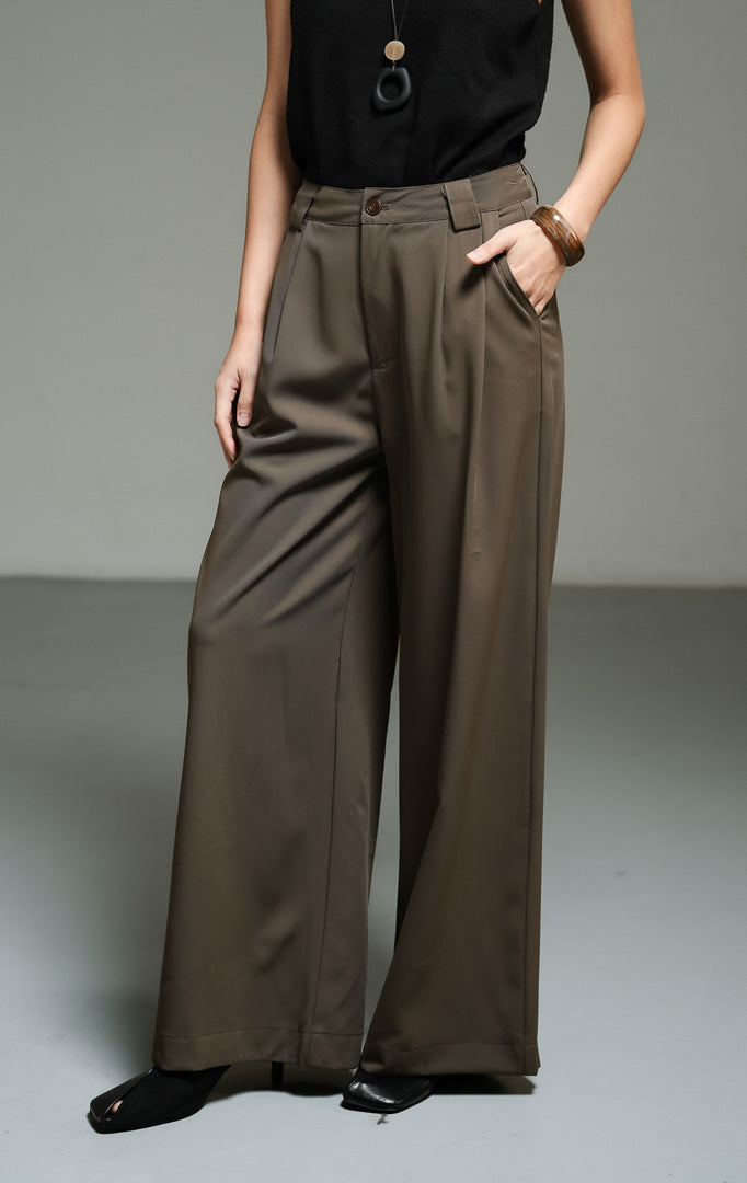 Celana panjang wanita model straight-leg warna cokelat tua (dark brown workwear straight pants) Veylia Pants dengan bahan poliester berkualitas, potongan lurus bergaya formal kerja, serta detail kancing dan resleting depan. 
