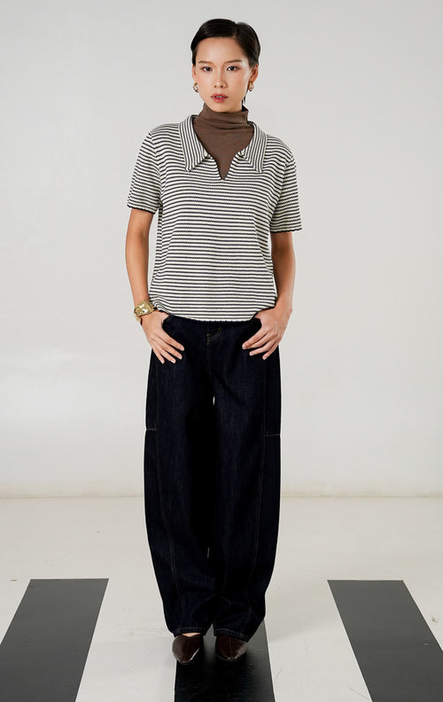 Atasan rajut wanita lengan pendek berkerah (collared) dengan motif garis horizontal warna navy dan putih serta detail tepi scallop dari This Is April.