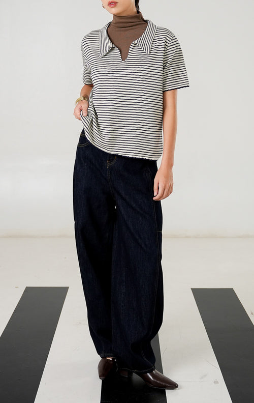 Atasan rajut wanita lengan pendek berkerah (collared) dengan motif garis horizontal warna navy dan putih serta detail tepi scallop dari This Is April.