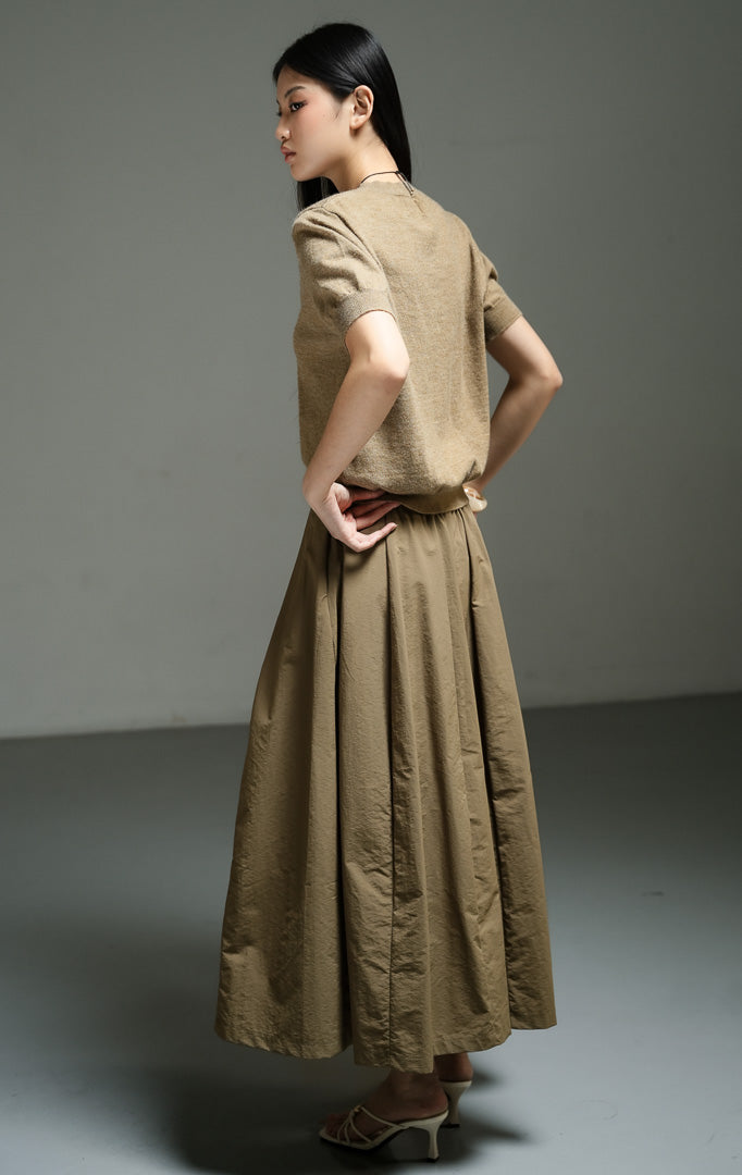 Atasan wanita model kaos rajut lengan pendek warna hijau olive (olive basic knit top) Vivella Top dengan siluet santai, bahan elastis yang nyaman, serta desain minimalis yang mudah dipadupadankan. 