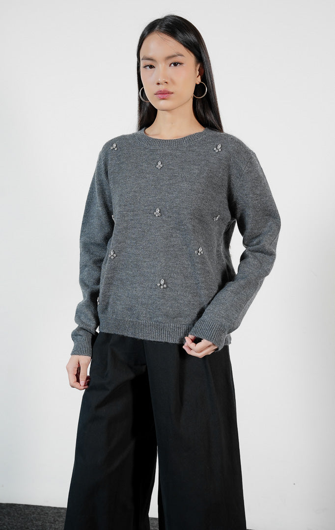 Pakaian wanita model sweater rajut lengan panjang dengan detail taburan batu permata berlian (rhinestone embellished knit sweater) warna abu-abu Weline Sweater untuk gaya kasual glamor yang anggun. 