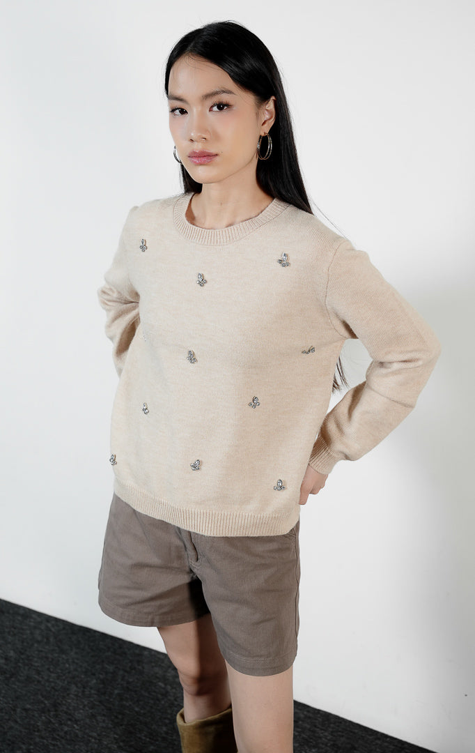 Pakaian wanita model sweater rajut lengan panjang dengan detail taburan batu permata berlian (rhinestone embellished knit sweater) warna khaki Weline Sweater untuk gaya kasual glamor yang anggun. 