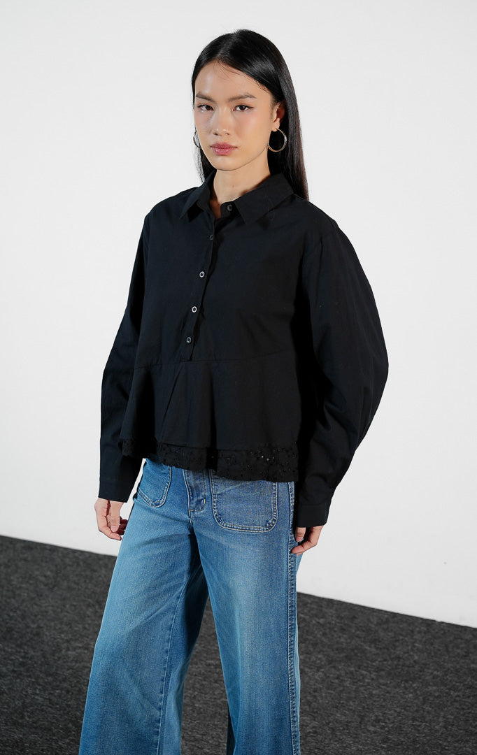 Pakaian wanita model kemeja katun lengan panjang dengan detail bordir lubang pada bagian bawah peplum (eyelet broderie peplum shirt) warna hitam Yoren Top untuk gaya kasual elegan yang chic. 