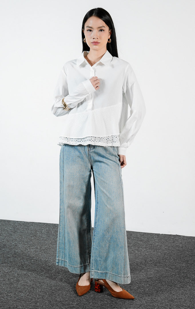 Pakaian wanita model kemeja katun lengan panjang dengan detail bordir lubang pada bagian bawah peplum (eyelet broderie peplum shirt) warna putih Yoren Top untuk gaya kasual elegan yang chic. 