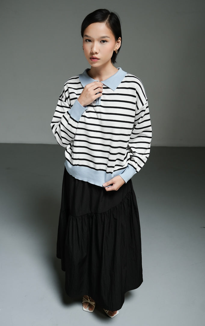 Atasan wanita model sweater rajut polo lengan panjang motif garis dengan kerah dan ritsleting setengah (white striped half-zip polo knit sweater) Zareon Sweater yang memberikan sentuhan kasual namun chic.